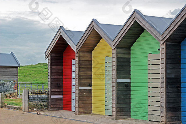 行色彩斑斓的海滩小屋
