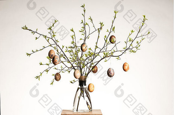 花瓶树分支机构五彩缤纷的手画复活节鸡蛋
