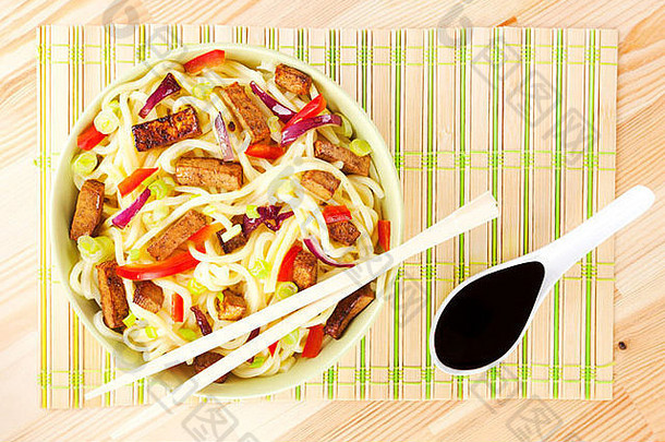 面条豆腐蔬菜筷子我是酱汁亚洲食物概念