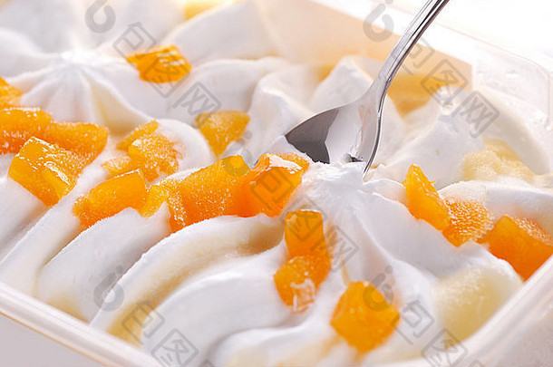 酸奶冰奶油块桃子