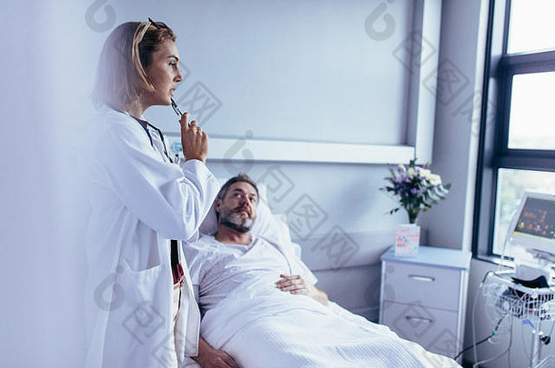 医生医院房间病人<strong>监控设备</strong>生病的男人。说谎床上医生采取决定治疗住院男人。