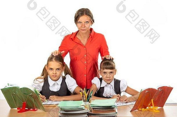 愤怒的老师站学生坐着桌子上把手头孩子们
