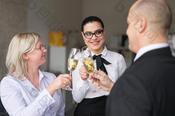 忠诚的员工进步职业生涯办公室干杯香槟
