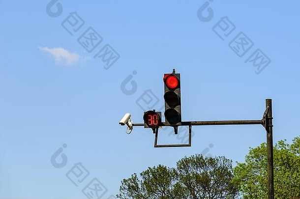 红色的交通光数字时机倒计时交通安全相机监测中央电视台安装波兰巷道阳光明媚的一天