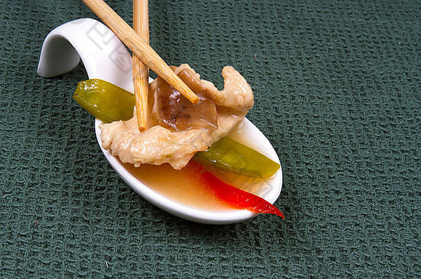 单咬亚洲鸡汤红色的胡椒雪豌豆筷子绿色亚麻