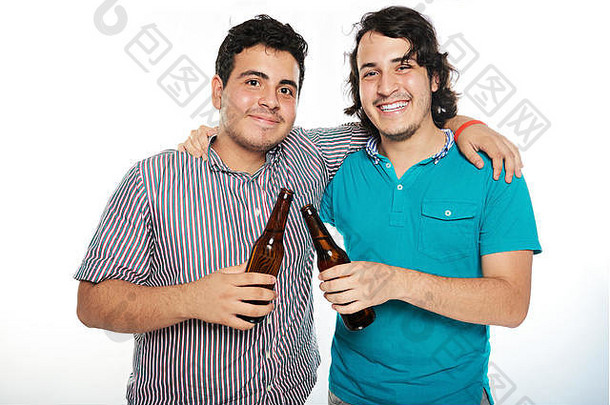 微笑拉丁美洲人拉美裔朋友啤酒孤立的白色