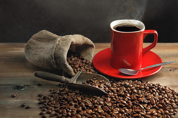 咖啡杯咖啡豆子木表格