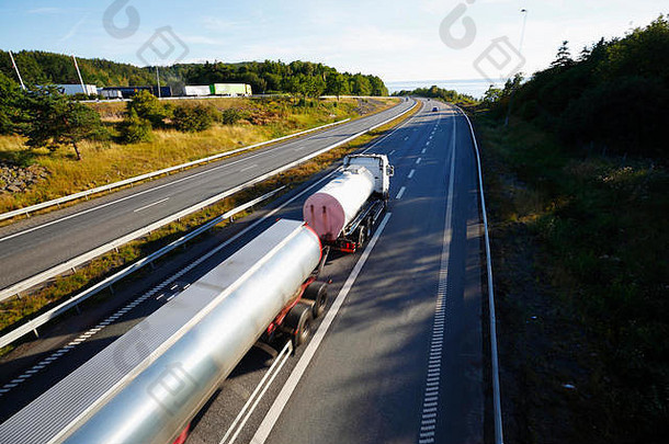 燃料卡车移动开车高速公路