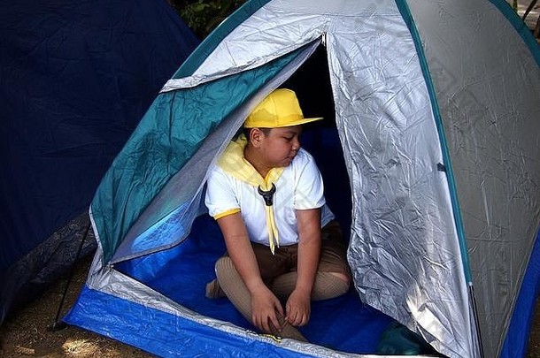 照片年轻的男孩童子军内部野营帐篷