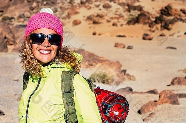 快乐的快乐年轻的高加索人女人微笑享受徒步旅行户外休闲活动山沙漠Backgorundoncept旅行野营免费的享受替代救生