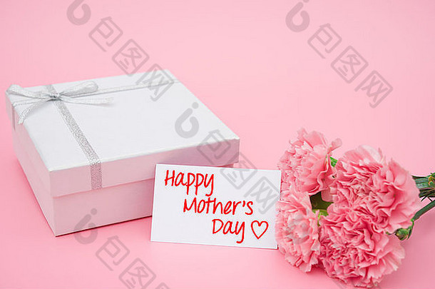 卡快乐母亲的一天现在盒子粉红色的康乃馨