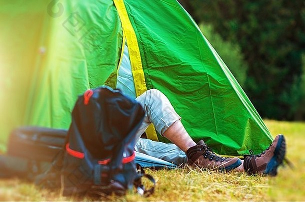 荒野帐篷野营徒步旅行者休息绿色帐篷徒步旅行野营主题