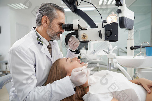 一边视图口腔学家专业设备牙齿诊断成熟<strong>的</strong>男人。工作牙医私人牙科诊所病人说谎牙医椅子