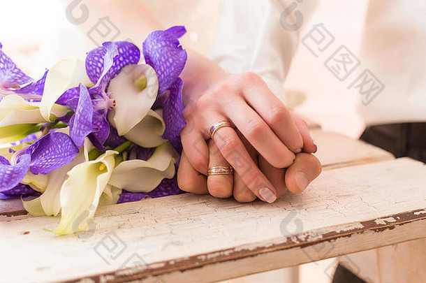 婚礼花束兰花百合白色紫色的
