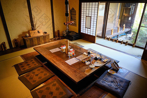 室内传统的日本餐厅榻榻米地板设计muromanchi期奈良满地区