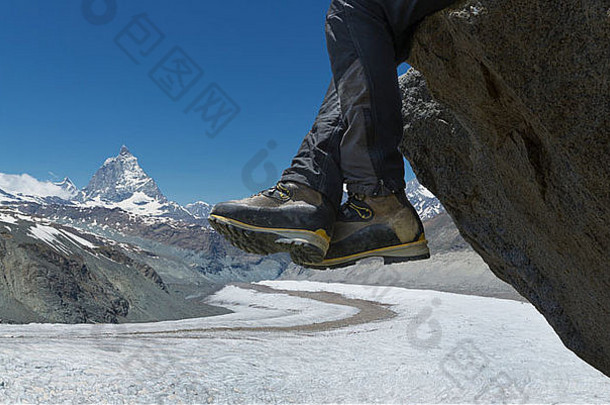 男人。坐着岩石马特洪峰策马特广州沃利斯瑞士