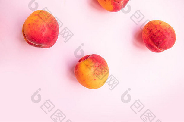 新鲜的夏天水果平作文甜蜜的多汁的桃子粉红色的背景平躺食物概念