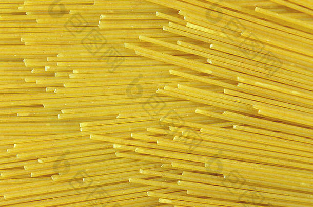 关闭未煮过的干小麦意大利面背景模式纹理