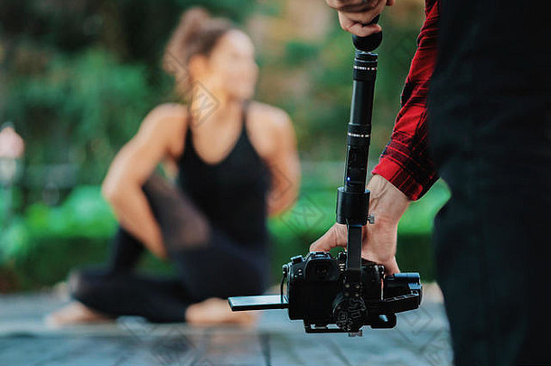 视频相机男人。操作符工作专业设备拍摄记录摄影师拍摄视频瑜伽实践行动