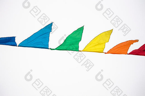 色彩斑斓的五彩缤纷的三角旗帜孤立的白色背景挂绳子颤振风假期装饰狂欢节节日