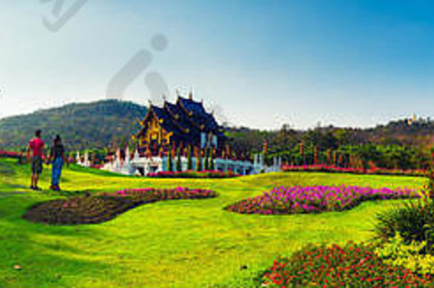 全景活跃的生活方式旅行夫妇享受令人惊异的视图泰国寺庙背景风景景观