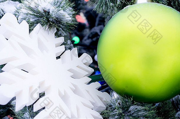 饰品圣诞节树街绿色球雪花真正的雪