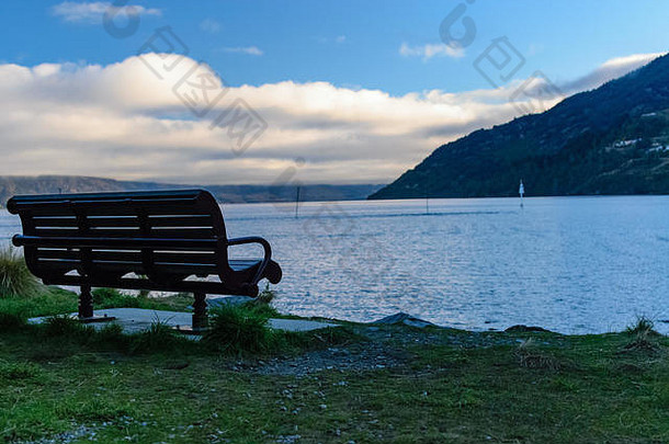 昆士城公园板凳上湖瓦卡蒂普背景