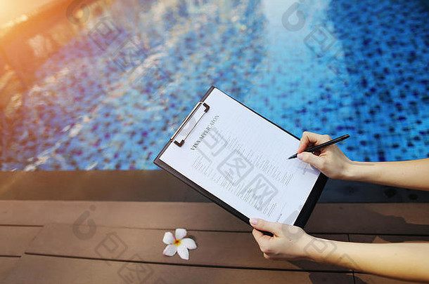 特写镜头女人填满显示应用程序形式阿联酋迪拜池背景前面开放字体。许可证