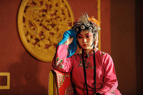 中国歌剧女演员坐椅子