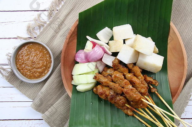 鸡沙爹受欢迎的烤食物新加坡马来西亚服务花生酱汁大米蛋糕黄瓜葱