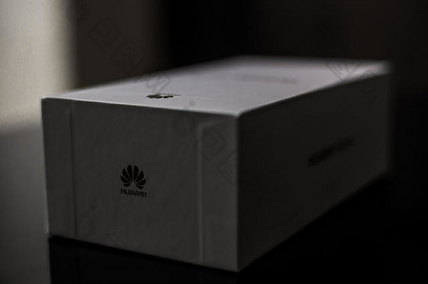 白色盒子品牌小移动智能手机使中国人技术品牌<strong>华为</strong>闪亮的黑色的表面