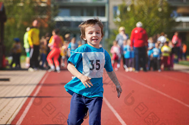年轻的学前教育孩子们运行跟踪马拉松竞争模糊运动