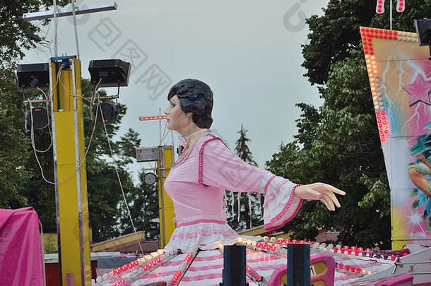 芭蕾舞女演员骑娱乐公园斯维拉纳克塞尔维亚欧洲