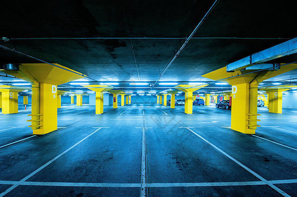 地下车库停车很多汽车空空间车辆城市探索几何体系结构