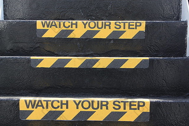 黄色的黑色的警告标志楼梯声明看一步标志着潜在的旅行危害陡峭的楼梯