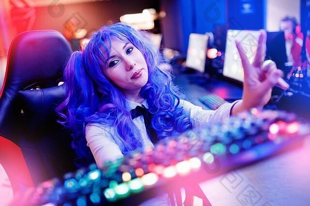 年轻的女人专业玩家玩赢得比赛在线游戏电脑