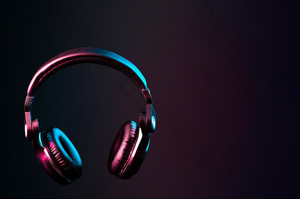 耳机粉红色的蓝色的彩色的照明未来主义的生活方式音乐图像复制空间