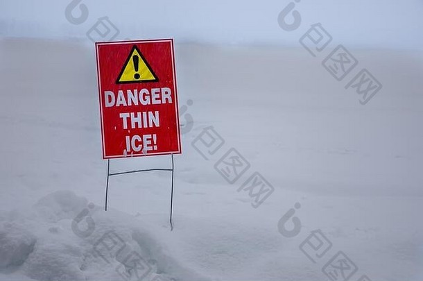 薄冰警告冻湖