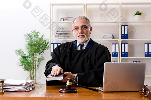 岁的律师工作法院