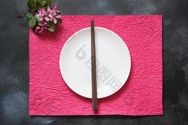 亚洲风格餐具白色板竹子筷子红色的餐巾前视图