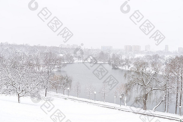 重冬天雪布加勒斯特城市罗马尼亚