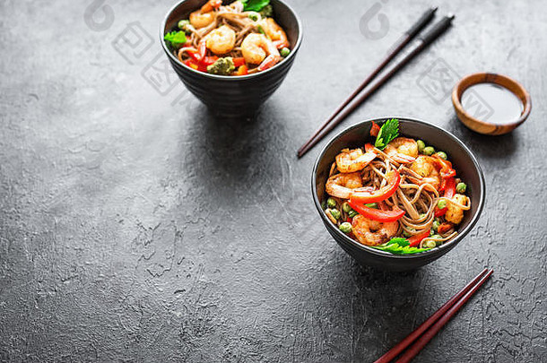 搅拌弗莱荞麦面条虾虾蔬菜亚洲健康的食物搅拌炸餐碗黑色的背景复制空间
