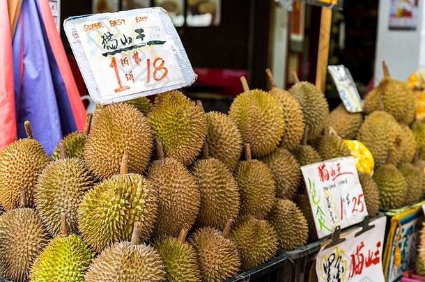 新加坡10月水果摊位销售<strong>榴莲</strong>黄色的热带水果<strong>猫山王榴莲</strong>各种街市场
