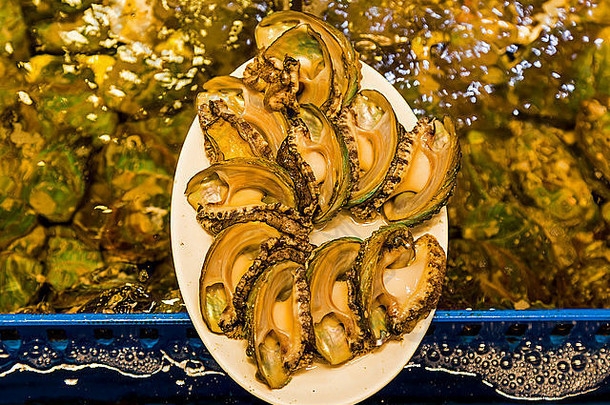 新鲜的牡蛎出售济州岛岛鱼市场南韩国