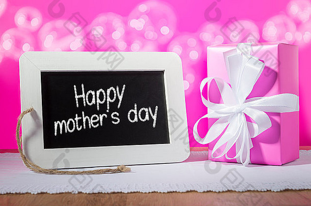 图像板岩黑板上粉笔消息快乐妈妈。一天粉红色的礼物