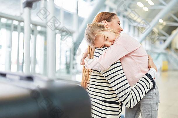 妈妈。女儿拥抱机场终端满足旅行