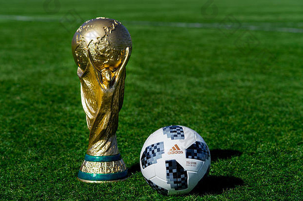 4月莫斯科俄罗斯奖杯国际足联世界杯官方球国际足联世界杯阿迪达斯泰斯达绿色草足球