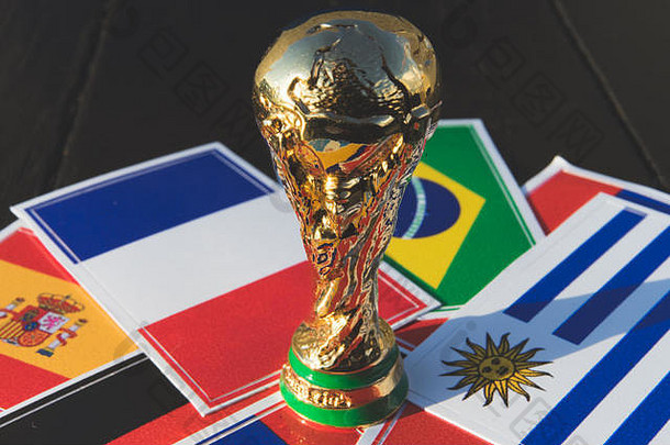 6月莫斯科俄罗斯国际足联世界杯奖杯背景旗帜巴西乌拉圭法国西班牙德国