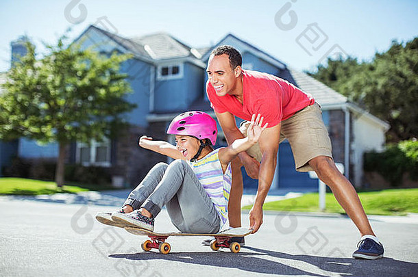 父亲推女儿滑板