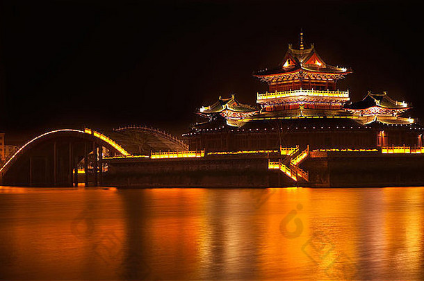 古老的寺庙晚上反射桥jinming湖开封中国